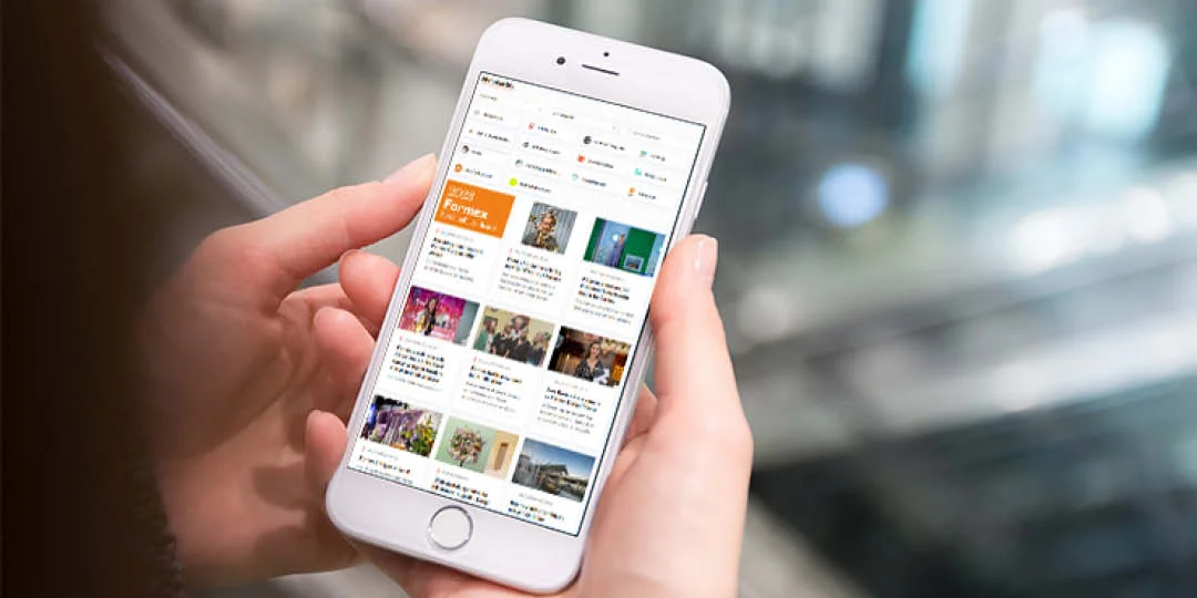 1080-540 press Händer håller smartphone med Formex-sida öppen på skärmen.