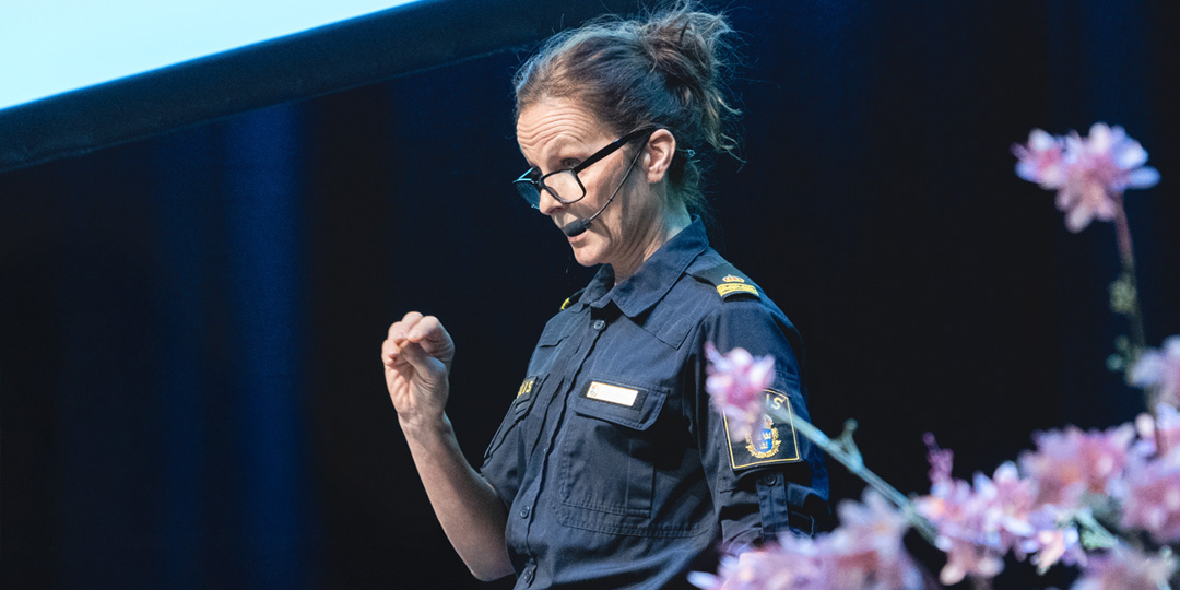 sky-programv-1080x540 A woman speaking on stage