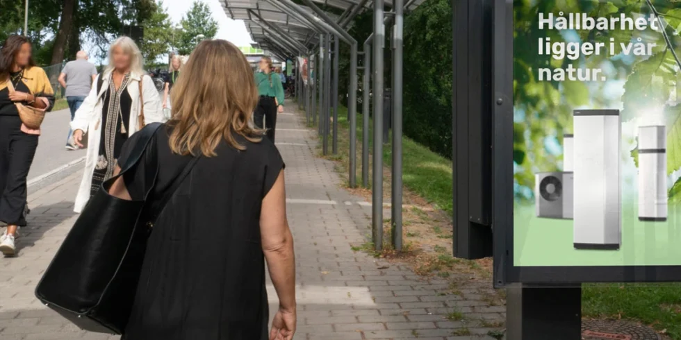 Inför ditt besök på SKYDD - Besökare på gångvägen mot Stockholmsmässan, med skyltning vid sidan.