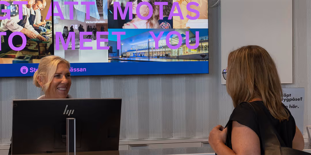 Besökare får hjälp av personal i informationsdisken på Stockholmsmässan.