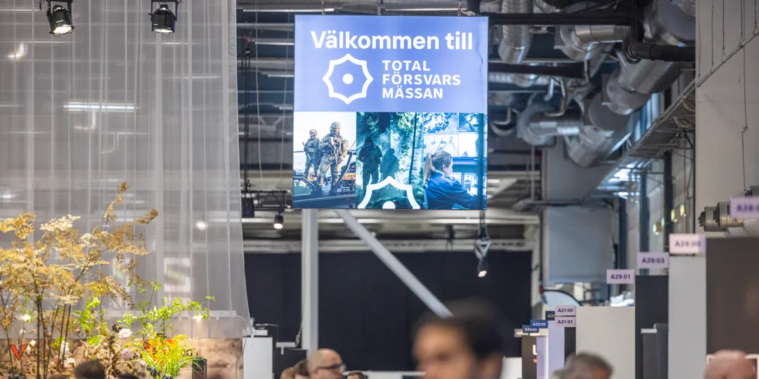 LZ2_8182 A welcome sign featuring the National Defence Expo logo and images of defence and emergency preparedness activities hangs above an aisle at Stockholmsmässan during National Defence Expo 2026.